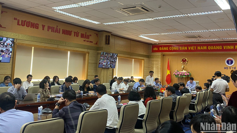 Cuộc họp trực tuyến với các Sở Y tế, bệnh viện cơ sở y tế và doanh nghiệp sản xuất, kinh doanh trang thiết bị y tế. Cuộc họp trực tuyến với các Sở Y tế, bệnh viện cơ sở y tế và doanh nghiệp sản xuất, kinh doanh trang thiết bị y tế.