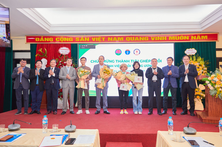 Lãnh đạo Bộ Y tế, bệnh viện chúc mừng người bệnh được ghép phổi thành công tại bệnh viện.