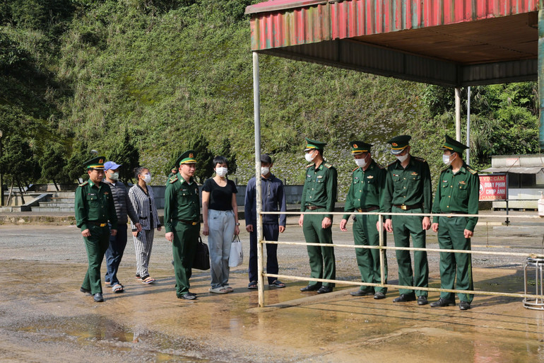 Lực lượng biên phòng trong một chuyên án giải cứu nạn nhân của tội phạm mua bán người.