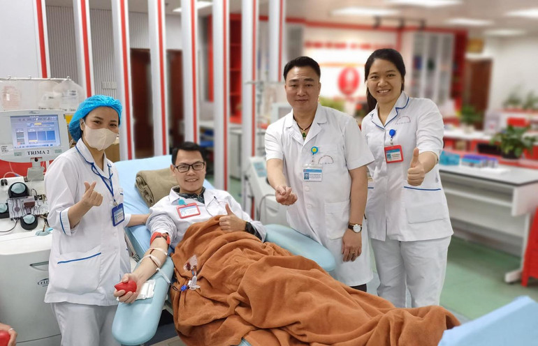 Thạc sĩ Hoàng Chí Cương vẫn duy trì thói quen hiến tiểu cầu để góp thêm món quà năm mới tới người bệnh.