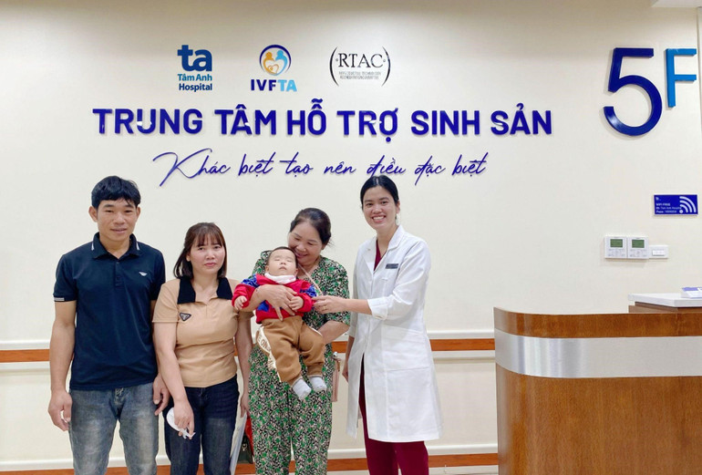 Gia đình bà Đinh Thị Sáu và bác sĩ Lệ Thủy. Gia đình bà Đinh Thị Sáu và bác sĩ Lệ Thủy.