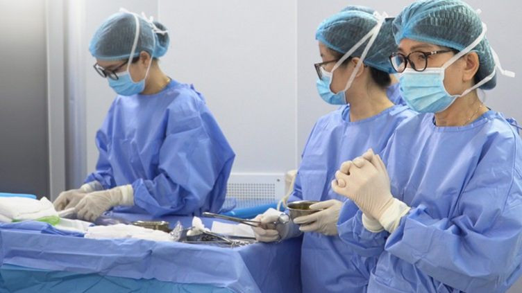 Các bác sĩ cân nhắc hỗ trợ sản phụ giữ được thai lâu trong tử cung.