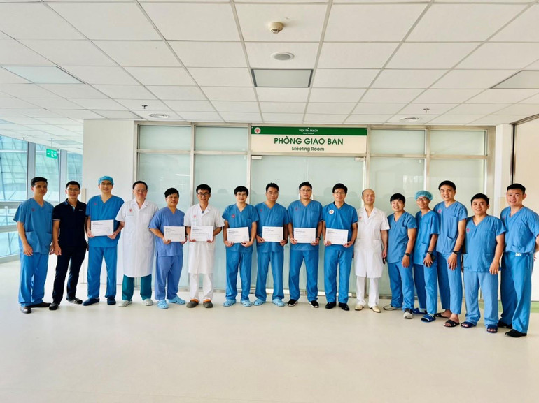 Khoa Nội tim mạch phối hợp tổ chức buổi đào tạo kỹ thuật cấy máy tạo nhịp tim vĩnh viễn cho các bác sĩ tại các bệnh viện khu vực phía bắc.