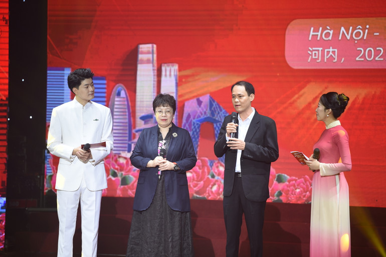 Các thành viên tham gia sản xuất bộ phim chia sẻ tại chương trình.