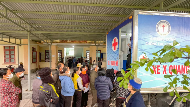 Người dân chờ chụp X-quang phát hiện sớm bệnh lao.