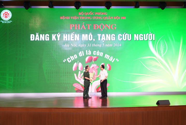 Ông Nguyễn Hoàng Phúc – Phó Giám đốc Trung tâm Điều phối ghép tạng quốc gia trao thẻ đăng ký hiến mô, tạng cho Thiếu tướng, Giáo sư, Tiến sĩ Lê Hữu Song – Giám đốc Bệnh viện Trung ương Quân đội 108.