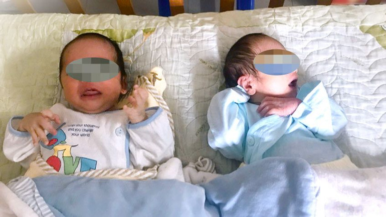 Hai bé trai chào đời khỏe mạnh.