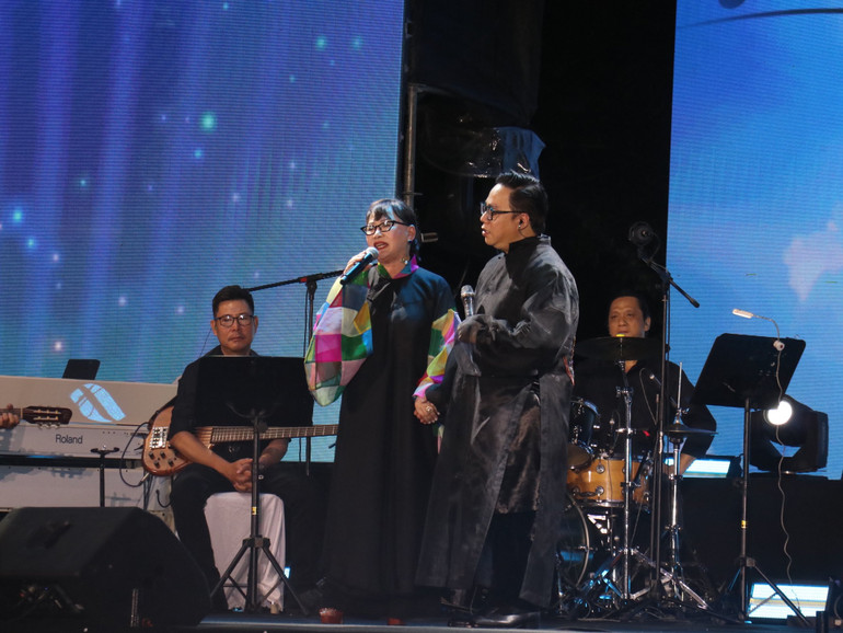 Ca sĩ Trịnh Vĩnh Trinh, em gái nhạc sĩ Trịnh Công Sơn biểu diễn tại đêm nhạc.