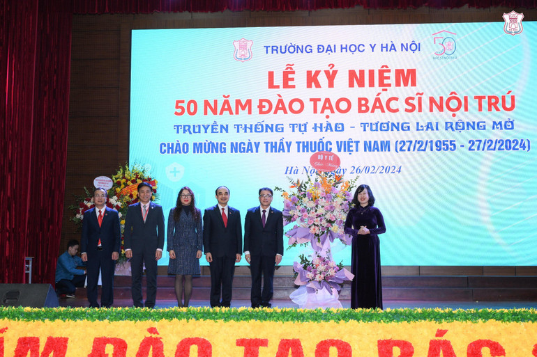 Lãnh đạo Bộ Y tế chúc mừng lãnh đạo Trường đại học Y Hà Nội.