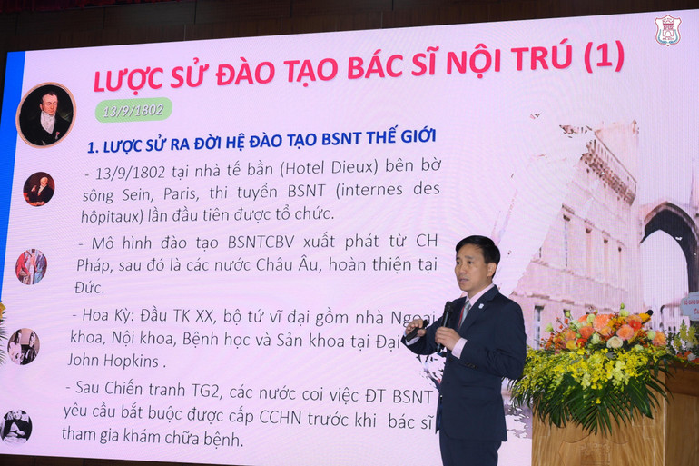 Giáo sư, Tiến sĩ Đoàn Quốc Hưng, Phó Hiệu trưởng Trường đại học Y Hà Nội, Giám đốc Trung tâm tim mạch, Bệnh viện Hữu nghị Việt Đức báo cáo về công tác đào tạo bác sĩ nội trú.