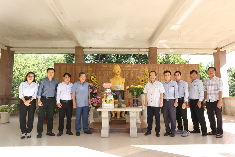 Tiến sĩ, bác sĩ cao cấp Đinh Văn Lượng, Giám đốc Bệnh viện Phổi Trung ương cùng đoàn công tác của Chương trình Chống lao quốc gia đã dâng hương viếng bác sĩ Phạm Ngọc Thạch, tại Nghĩa trang liệt sĩ Đồi 82, tỉnh Tây Ninh.