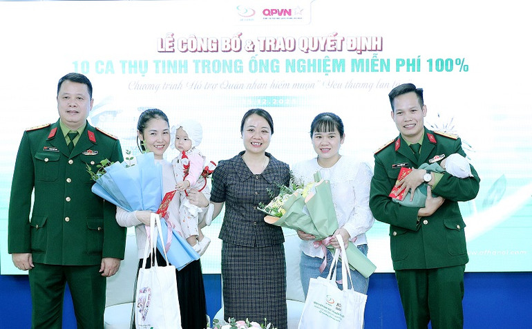 Hai gia đình quân nhân hiếm muộn đã chào đón con đầu lòng nhờ chương trình hỗ trợ của bệnh viện.