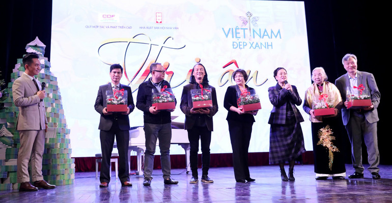 Bà Phạm Thúy Anh tri ân gia đình và những người tham gia tổ chức chương trình. (Ảnh: KHIẾU MINH)