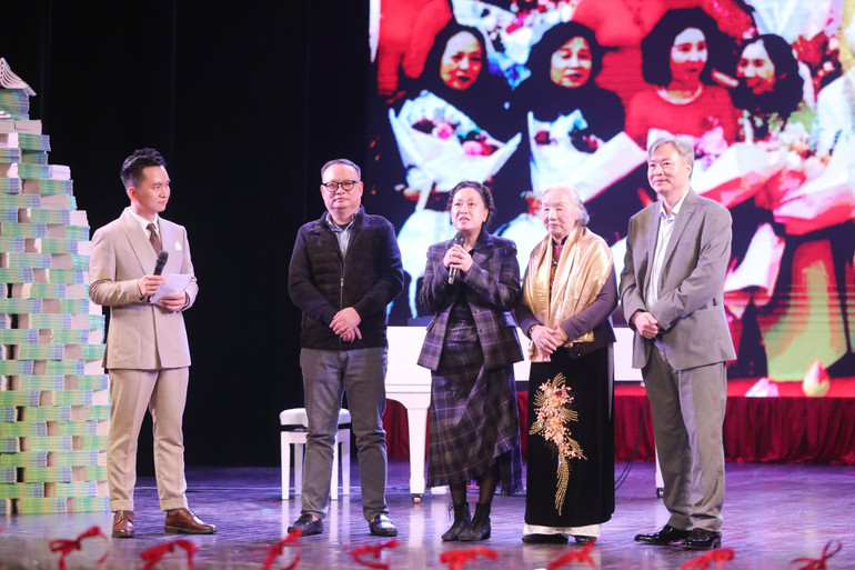 Bà Phạm Thúy Anh, Chủ tịch Quỹ Hợp tác và Phát triển C&D và gia đình gửi lời tri ân đến các vị khách mời tham dự chương trình. (Ảnh: KHIẾU MINH)