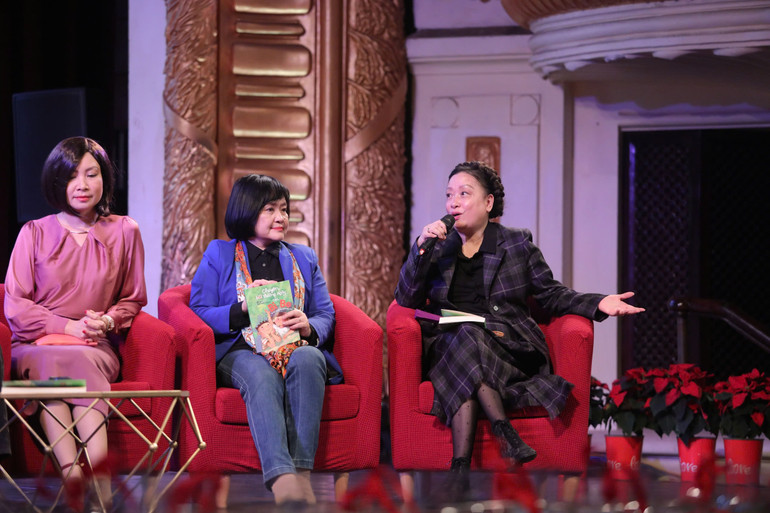 Bà Phạm Thúy Anh chia sẻ về cuốn sách “Những chuyện thường ngày của Bi và Be”. (Ảnh: KHIẾU MINH)