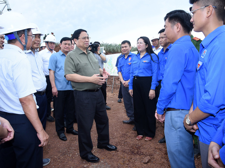 Trao đổi với các đoàn viên, thanh niên đang tăng cường hỗ trợ thi công, hỗ trợ vận chuyển vật liệu, thiết bị vào tận chân công trình, Thủ tướng biểu dương tinh thần “đâu cần thanh niên có, đâu khó có thanh niên”, nhấn mạnh được tham gia cho công trình quan trọng của đất nước là trách nhiệm và cũng là niềm tự hào, vinh dự của thế hệ trẻ.