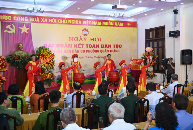 Tiết mục biểu diễn văn nghệ mở đầu Ngày hội Đại đoàn kết. (Ảnh: DUY LINH) Tiết mục biểu diễn văn nghệ mở đầu Ngày hội Đại đoàn kết. (Ảnh: DUY LINH)