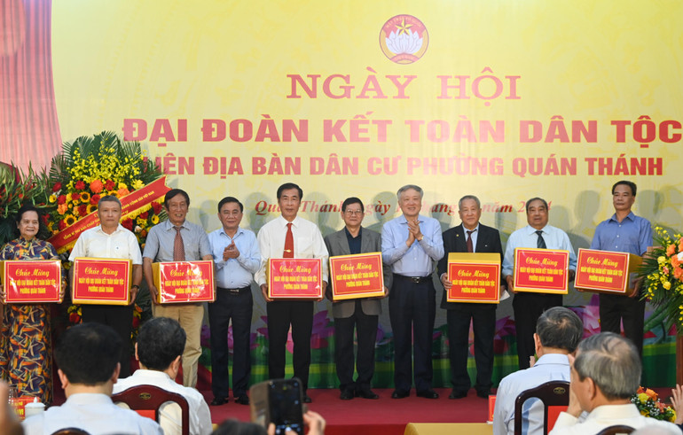 Thường trực Ban Bí thư, Chủ nhiệm Ủy ban Kiểm tra Trung ương Trần Cẩm Tú và Phó Thủ tướng Thường trực Nguyễn Hòa Bình tặng quà cho các khu dân cư trên địa bàn phường Quán Thánh. (Ảnh: DUY LINH) Thường trực Ban Bí thư, Chủ nhiệm Ủy ban Kiểm tra Trung ương Trần Cẩm Tú và Phó Thủ tướng Thường trực Nguyễn Hòa Bình tặng quà cho các khu dân cư trên địa bàn phường Quán Thánh. (Ảnh: DUY LINH)