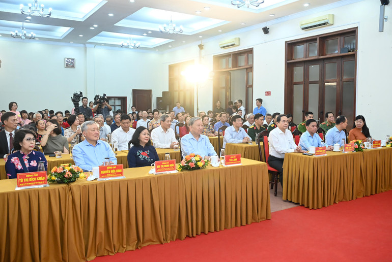 Các đồng chí lãnh đạo Đảng, Nhà nước và các đại biểu dự Ngày hội Đại đoàn kết toàn dân tộc tại phường Quán Thánh. (Ảnh: DUY LINH) Các đồng chí lãnh đạo Đảng, Nhà nước và các đại biểu dự Ngày hội Đại đoàn kết toàn dân tộc tại phường Quán Thánh. (Ảnh: DUY LINH)