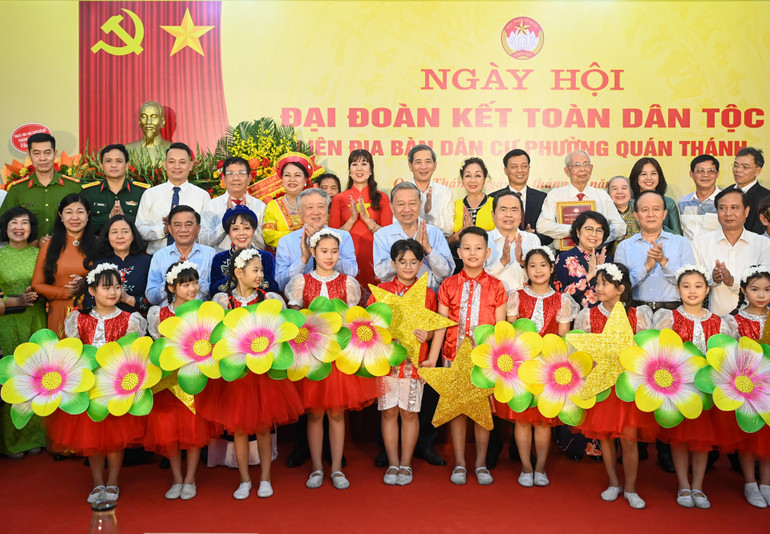 Các đồng chí lãnh đạo Đảng, Nhà nước và các đại biểu với nhân dân phường Quán Thánh. (Ảnh: DUY LINH) Các đồng chí lãnh đạo Đảng, Nhà nước và các đại biểu với nhân dân phường Quán Thánh. (Ảnh: DUY LINH)