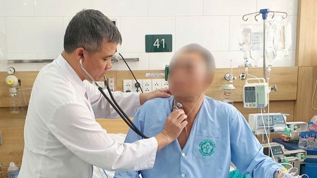 Tiến sĩ, bác sĩ Nguyễn Trung Nguyên, Giám đốc Trung tâm Chống độc khám cho bệnh nhân.