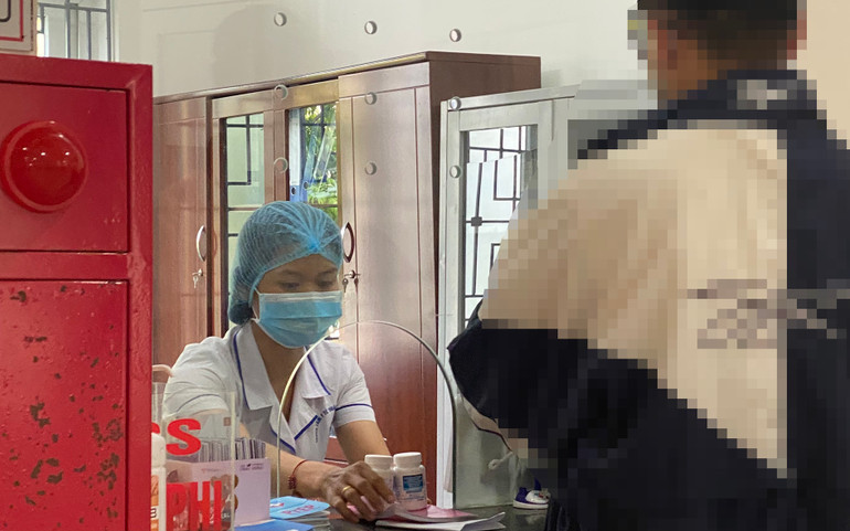 Cấp phát thuốc cho người đang điều trị ARV. Cấp phát thuốc cho người đang điều trị ARV.