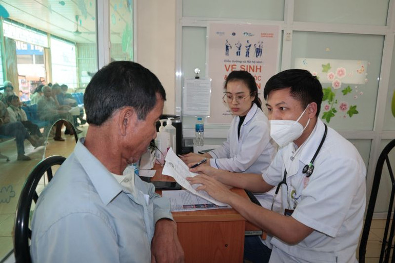 Đoàn công tác thăm khám cho đối tượng chính sách tỉnh Điện Biên. Đoàn công tác thăm khám cho đối tượng chính sách tỉnh Điện Biên.