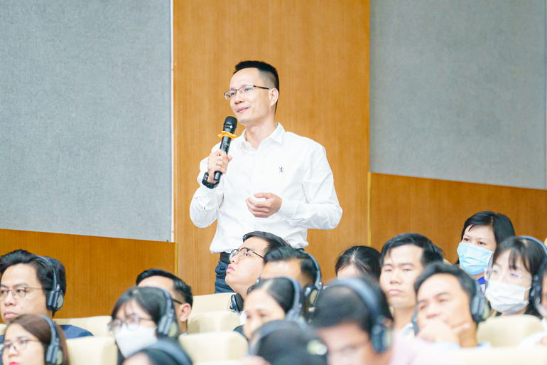 Phó Giáo sư, Tiến sĩ Lê Văn Tấn, Trưởng nhóm các bệnh Nhiễm trùng mới nổi, OUCRU Việt Nam cùng nhiều bác sĩ, nhà khoa học trẻ có buổi nói chuyện sôi nổi với Giáo sư Hiệp sĩ Jonathan Van Tam.