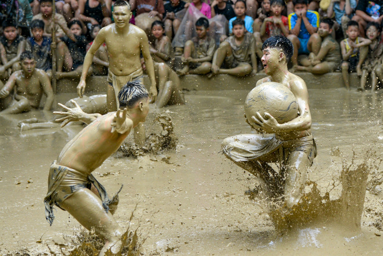 Khi cướp được cầu, quân cầu phải nhanh chóng chạy về hố của đối phương, cùng với đó là sự truy cản quyết liệt của đối thủ.