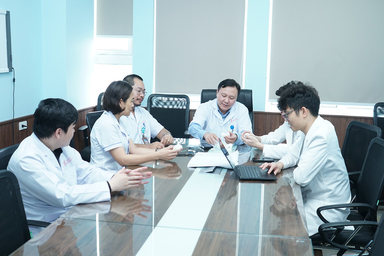 Các bác sĩ hội chẩn phẫu thuật cho bệnh nhân.