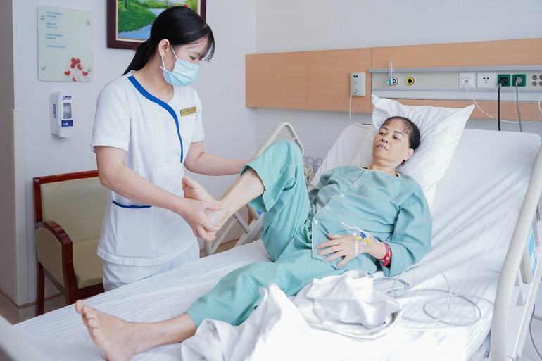 Bệnh nhân được tập phục hồi chức năng hằng ngày.