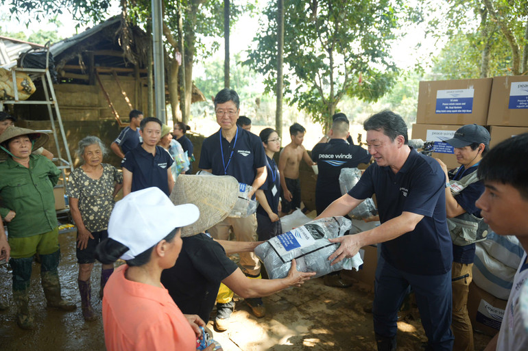 Bà con nhận quà cứu trợ từ phía tổ chức.