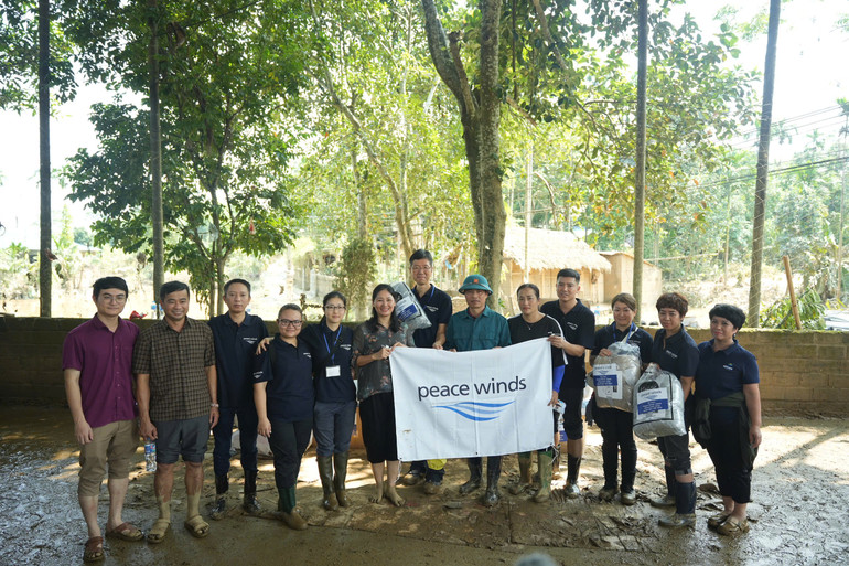 Tổ chức Peace Winds Japan và Sugi Ryotaro tại Việt Nam ngoài tặng quà, còn khảo sát tình hình của địa phương để có kế hoạch quay lại hỗ trợ về mặt y tế cho địa phương.