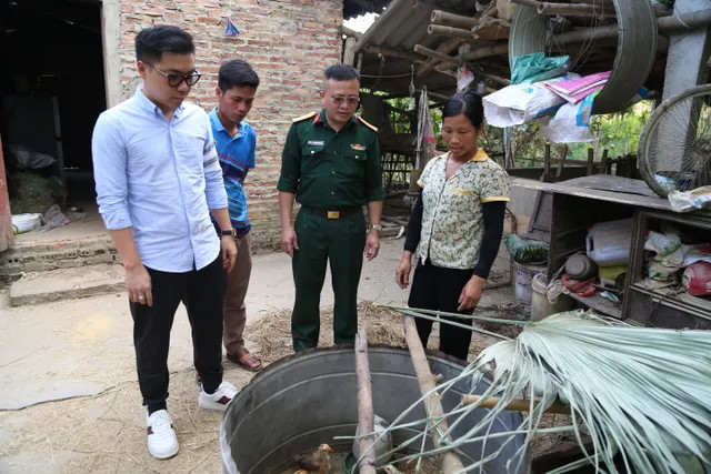 Đoàn công tác khảo sát cuộc sống bà con vùng lũ. (Ảnh: BTC cung cấp) Đoàn công tác khảo sát cuộc sống bà con vùng lũ. (Ảnh: BTC cung cấp)