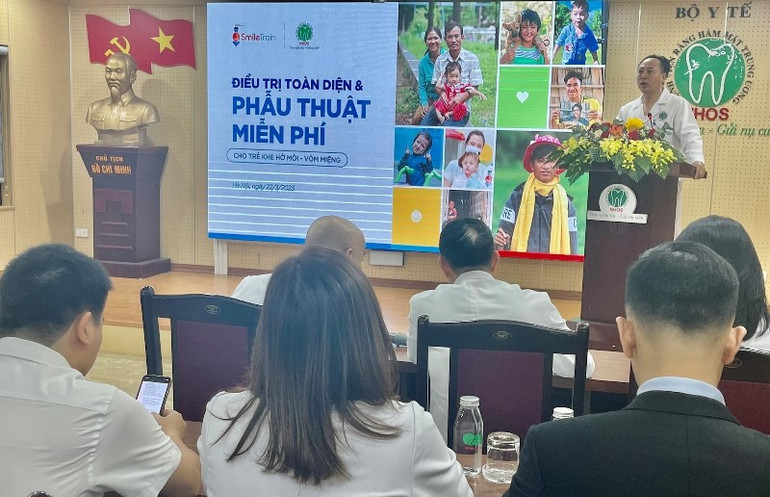 PGS, TS Trần Cao Bính, Giám đốc Bệnh viện Răng Hàm Mặt Trung ương chia sẻ thông tin tại chương trình.