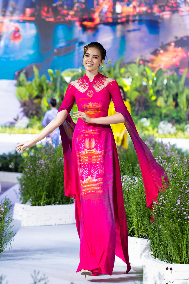 Á hậu 1 Miss Charm 2023 Annabelle Mae McDonnell xuất hiện ấn tượng trong thiết kế áo dài Ngọc Viễn Đông màu hồng đỏ với các chi tiết thêu đính thủ công tinh xảo, cầu kỳ.