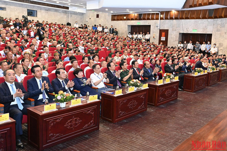 Chủ tịch nước Nguyễn Xuân Phúc và các đại biểu tham dự lễ kỷ niệm.