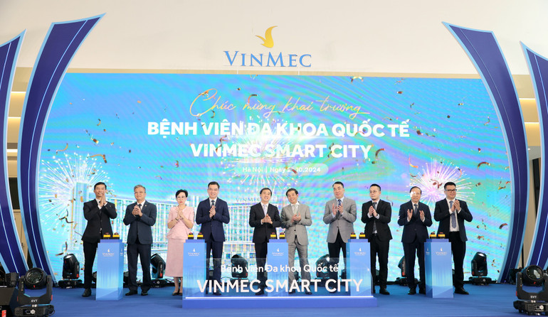 Các đại biểu chứng kiến lễ khai trương bệnh viện.