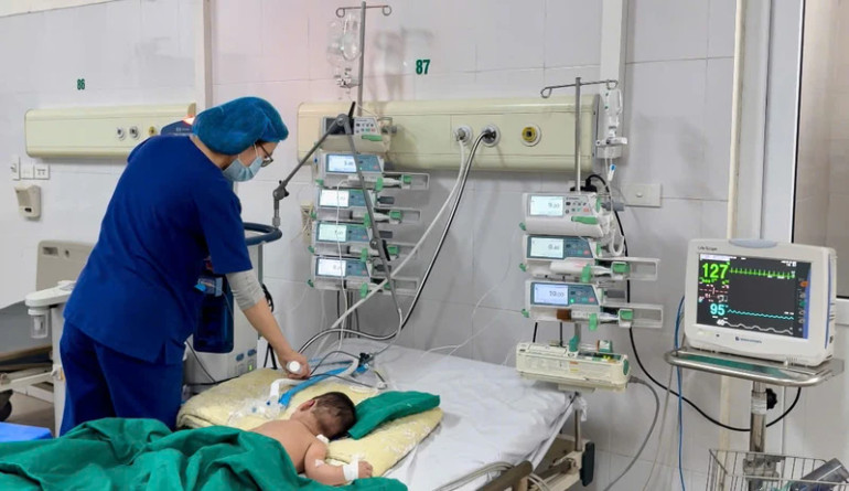 Trẻ viêm phổi khi mắc sởi nằm điều trị tại Bệnh viện Bệnh Nhiệt đới Trung ương hồi tháng 1/2025.