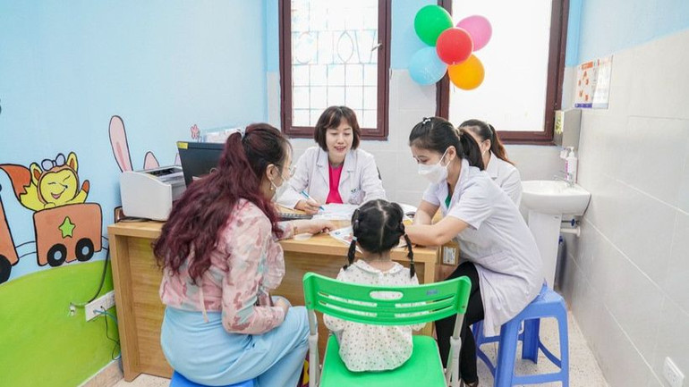 Bác sĩ khám và tư vấn cho gia đình trẻ.