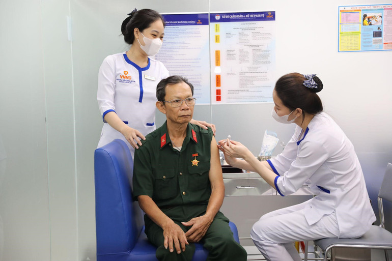 Ông Phạm Thành Đồng (71 tuổi), thuộc Quân đoàn 2, Trung đoàn 18B, Quân khu 7 được tiêm vaccine cúm.