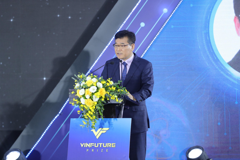 Giáo sư Je-Jung Lee.