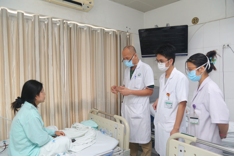 Phó Giáo sư, Tiến sĩ Nguyễn Hồng Hà tư vấn cho người bệnh. Phó Giáo sư, Tiến sĩ Nguyễn Hồng Hà tư vấn cho người bệnh.