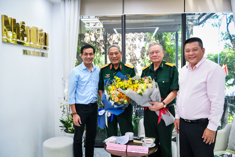 Nhà báo Nguyễn Ngọc Thanh - Trưởng Ban Nhân Dân điện tử và nhà báo Hữu Việt tặng hoa 2 khách mời tham gia giao lưu trực tuyến. (Ảnh: THÀNH ĐẠT)