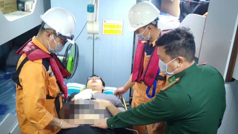 Vận chuyển kịp thời bệnh nhân về bệnh viện điều trị kịp thời. Vận chuyển kịp thời bệnh nhân về bệnh viện điều trị kịp thời.