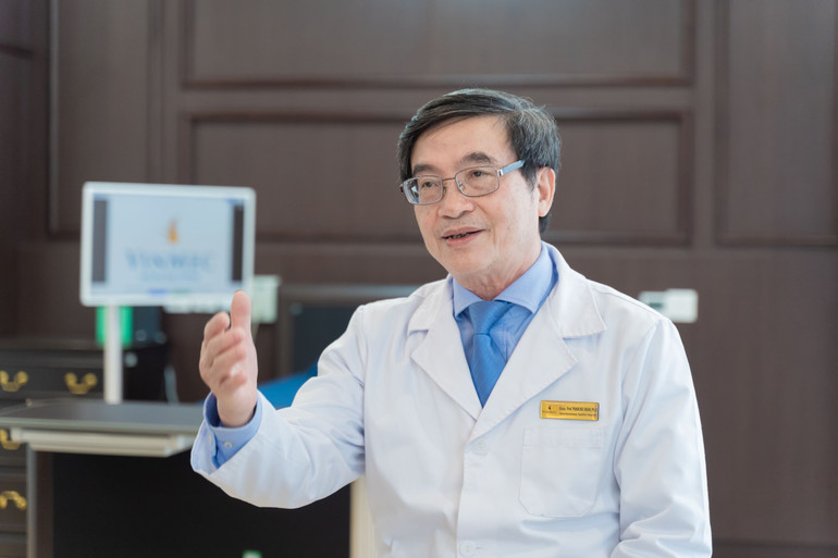 Thầy thuốc nhân dân, Phó Giáo sư, Tiến sĩ Phạm Đức Huấn chia sẻ về ca ghép gan. Thầy thuốc nhân dân, Phó Giáo sư, Tiến sĩ Phạm Đức Huấn chia sẻ về ca ghép gan.