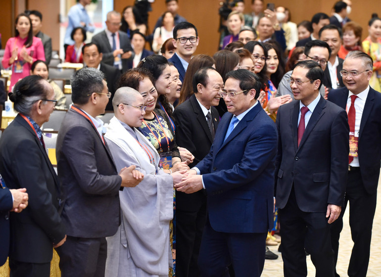 Thủ tướng Phạm Minh Chính gặp mặt kiều bào tham dự chương trình Xuân Quê hương 2023. (Ảnh: Trần Hải)