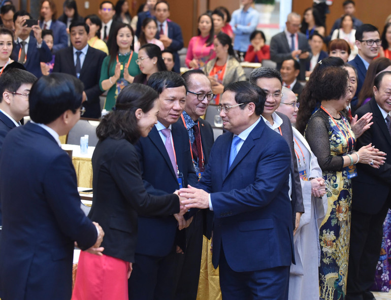 Thủ tướng Phạm Minh Chính gặp mặt kiều bào tham dự chương trình Xuân Quê hương 2023. (Ảnh: Trần Hải)