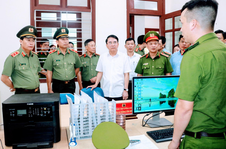 Lãnh đạo Bộ Công an và các đại biểu khảo sát thực tế tại Công an phường ở Hải Phòng.