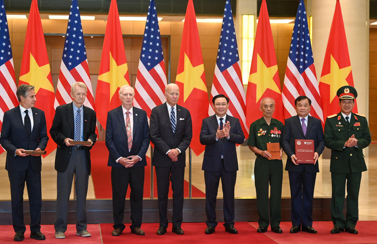 Chủ tịch Quốc hội Vương Đình Huệ và Tổng thống Hoa Kỳ Joe Biden chứng kiến lễ trao kỷ vật, nhật ký chiến tranh. (Ảnh: DUY LINH) Chủ tịch Quốc hội Vương Đình Huệ và Tổng thống Hoa Kỳ Joe Biden chứng kiến lễ trao kỷ vật, nhật ký chiến tranh. (Ảnh: DUY LINH)